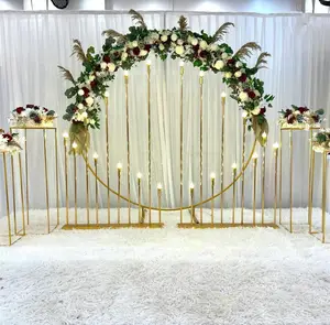 Dekorasi Panggung Pernikahan 10 Kepala Berdiri Rumah Kandil Meja Logam Emas Tengah Jalan Pilar