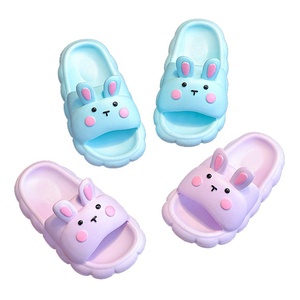 Pantoufles légères en PVC de lapin de dessin animé pour enfants Parents intérieur extérieur semelle souple antidérapante pour la maison hôtel pour l'été hiver - Product Image 1
