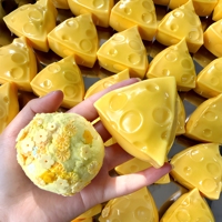 Balle anti-stress à presser en TPR, jouet souple en forme de bloc de pâte à modeler, motif triangle et fromage croustillant