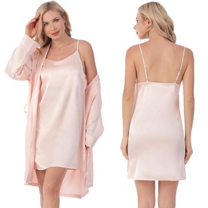 Camicia da Notte Estiva di Lusso in Seta Satinata Traspirante per Donna, Abito Corto con Scollo a V in Tinta Unita Rosa Cipria per Sposa e Feste - Product Image 1
