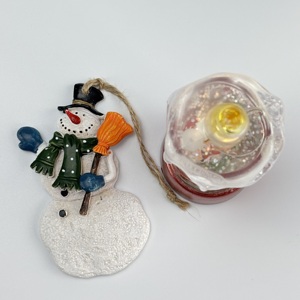 Adorno Colgante de Resina Hecho a Mano de Alta Calidad con Forma de Muñeco de Nieve, Decoración Exquisita para Árbol de Navidad, Estilo Encantador - Product Image 1