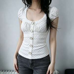 T-shirt blanc à manches bouffantes pour femme, imprimé à pois mignon, tricoté pour l'été, écologique, classique, avec col en U et dentelle boutonnée - Product Image 2