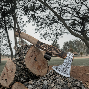 THEWIZ CRAFTS Hacha Tomahawk OEM Personalizada de Acero al Carbono de Alta Calidad Industrial con Mango de Madera de Fresno y Grabado a Mano - Product Image 3