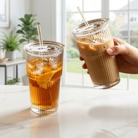 Tasse en verre à motifs verticaux style INS, tasse à eau haut de gamme avec couvercle, tasse à café pour boissons froides pour femme, cadeau promotionnel