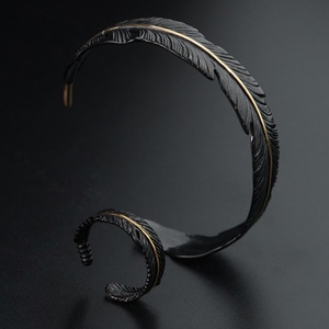 Ensemble de bijoux en acier inoxydable, bracelet ouvert réglable en argent, bracelet en forme de plume pour homme et femme, bijoux classiques, cadeau - Product Image 1