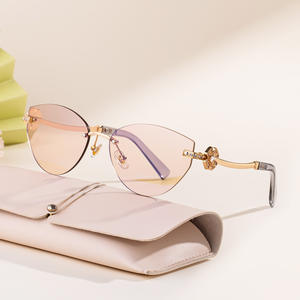 แว่นกันแดดทรงแคทอายไร้กรอบสำหรับผู้หญิง ป้องกันรังสียูวี 400 เลนส์พีซี ขาแว่นสีทอง ประดับด้วยคริสตัล ดีไซน์แฟชั่น - Product Image 1