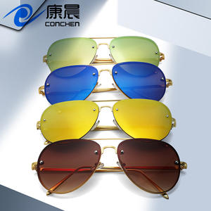 Gafas de sol Conchen Aviator con montura metálica y protección UV400 para hombres, ideales para conducir, viajar y complementar atuendos de moda. - Product Image 3