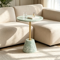 Table d'appoint ronde en terrazzo vert menthe avec base conique en métal doré, table d'angle pour canapé, pour la maison ou l'hôtel