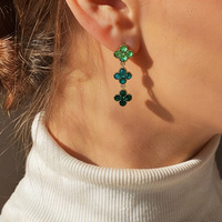 Boucles d'oreilles tendance classiques chic et luxueuses en acier inoxydable plaqué or sous vide, design trèfle avec longs pompons et accents en zircon