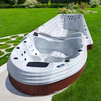 Piscine extérieure sans fin de 11,8 m, autoportante, en acrylique et fibre de verre, avec spa de massage à remous d'air intégré et drain.