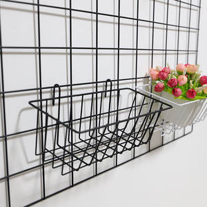 Étagère murale pratique en fer forgé avec petit panier suspendu en maille pour salon, salle de bain, cuisine - Product Image 4