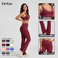Ensemble de yoga deux pièces pour femme avec bordure contrastante unie, soutien-gorge de sport dos nageur et pantalon de yoga évasé à jambe large, avec logo frontal