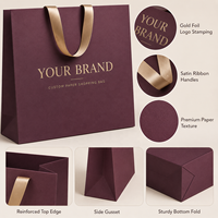 Sac cadeau en papier enduit bordeaux de luxe classique durable personnalisé avec poignées en ruban de satin et logo en feuille d'or – Vente en gros