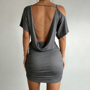 เดรสสั้นรัดรูปเซ็กซี่เปิดไหล่ข้างเดียว คอวี แต่งโซ่ด้านหลัง สีเทา ผ้าถัก เหมาะสำหรับใส่ไปเที่ยวกลางคืนในฤดูร้อน - Product Image 2