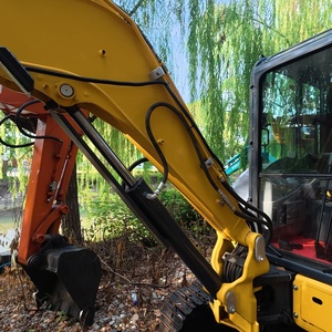 เครื่องจักรก่อสร้างจากโรงงานที่ประหยัดน้ำมันและทรงพลัง รถขุดไฮดรอลิกแบบตีนตะขาบ โคมัตสึ SK35SR มือสอง ขนาด 3.5 ตัน - Product Image 3