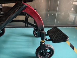 Fauteuil roulant électrique pliable en semi-fibre de carbone pour l'aide à la mobilité, moteurs doubles 150W, batterie à démontage rapide - Product Image 6