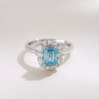 Anello con Diamante Blu Sintetico Taglio Smeraldo, Placcato in Oro Bianco 18K, Gioiello Raffinato per Fidanzamento e Matrimonio, Fede Nuziale