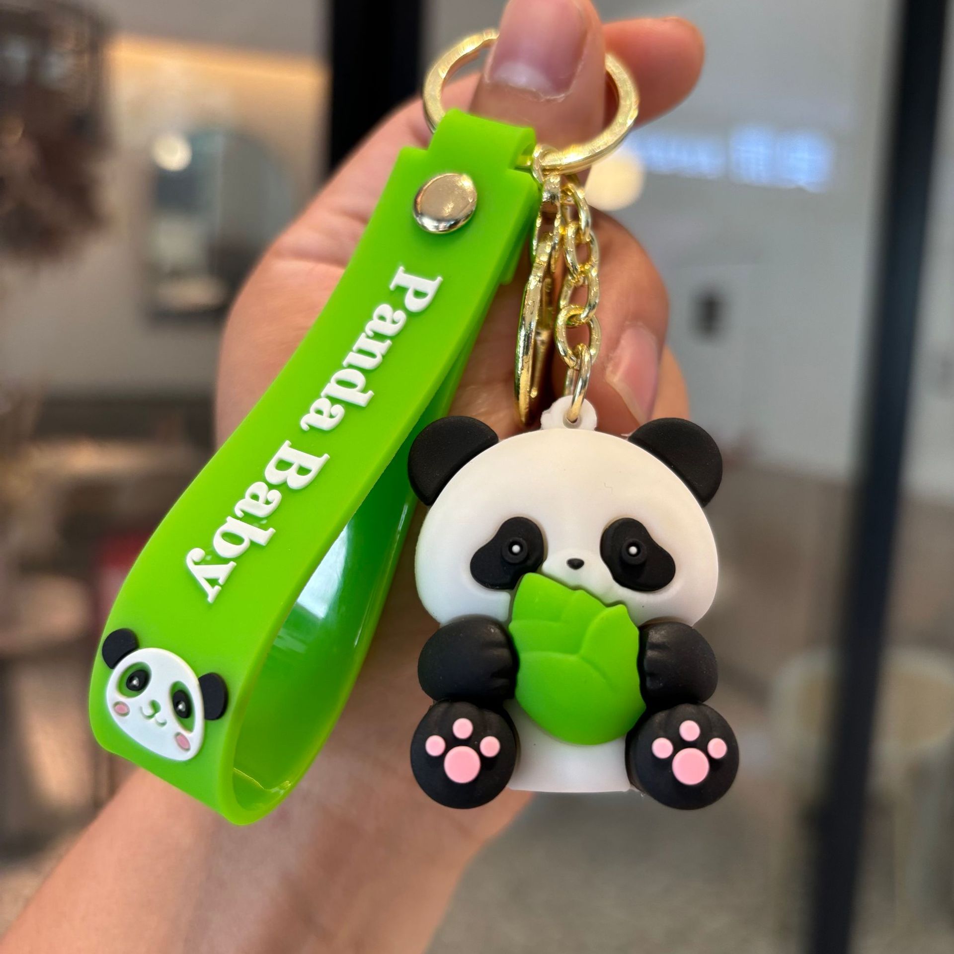 Llavero de panda con brotes de bambú.