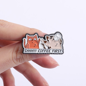Broche de Metal Fashion com Letras 'Shhh <span class=keywords><strong>Coffee</strong></span> First' para Amantes de Café e Gatos, Pin de Lapela para Decoração de Roupas e Canecas - Product Image 3