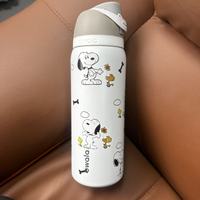 Gourde Owala Snoopy avec design à double paille escamotable, bouteille d'eau sport isolée sous vide 304 avec poignée pour conserver les boissons