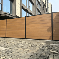 Clôture d'intimité en WPC à grain de bois clair durable avec poteaux en aluminium pour terrasse extérieure en pierre, qualité professionnelle haute performance