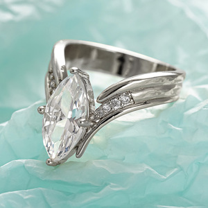 Anello da donna con design a V geometrico a forma di marquise - Product Image 3