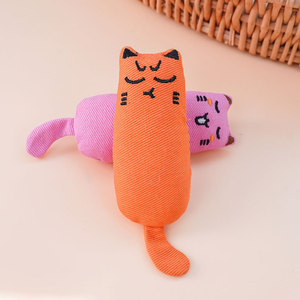 Jouets à mâcher pour chat en tissu gris et noir avec logo personnalisé et catnip - Product Image 3