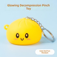 Porte-clés LED en plastique en forme de chignon mignon, jouet anti-stress souple, breloque de sac, jouet squishy en forme de dumpling