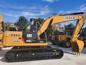 Excavatrice d'occasion Caterpillar 323 de 23 tonnes certifiée CE EMC avec attache rapide pour pince, marteau hydraulique et godet d'excavatrice - Product Image 2