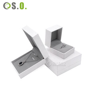 Boîte à bijoux carrée blanche en similicuir PU, personnalisable avec logo, pour bagues de mariage et boucles d'oreilles – Emballage cadeau très demandé - Product Image 1