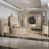 Ensemble de meubles de chambre classiques de luxe dorés, lit capitonné en satin de style baroque français avec armoire et table de chevet pour hôtel
