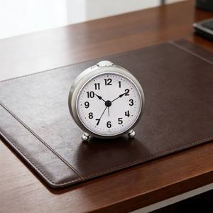 Réveil de chevet en quartz argenté de 4 pouces au design moderne avec fonction snooze et lumière - Product Image 3