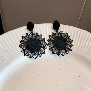Boucles d'oreilles fleur noire style <span class=keywords><strong>Mori</strong></span> exagéré de Coré<span class=keywords><strong>e</strong></span> du Sud, super féeriques, élégantes, populaires sur internet, pour femme - Product Image 3
