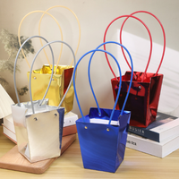 Boîte à fleurs brillante, boîte cadeau florale pliable à la mode avec poignée pour les fleuristes, matériaux d'emballage pour bouquets.