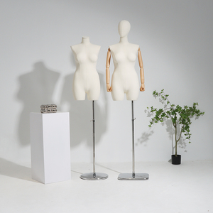 Maniquí Femenino de Alta Gama <span class=keywords><strong>con</strong></span> <span class=keywords><strong>Brazos</strong></span> de Madera Flexibles - Product Image 1