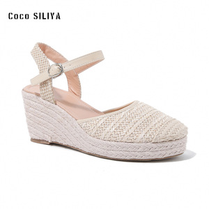 Sandales compensées Coco SILIYA à bout ouvert avec plateforme en paille et fermeture à boucle pour femme - Product Image 4