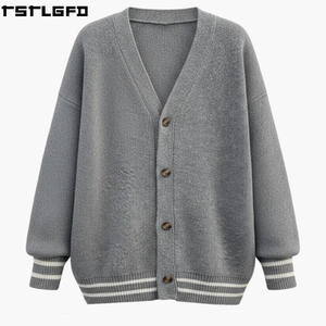 Gilet en tricot boutonné OEM/ODM pour hommes, gris clair, col en V, rayures contrastées, style streetwear, fabricants de pulls pour hommes en gros - Product Image 3