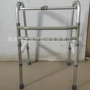 Déambulateur pliant Connor en alliage d'aluminium, réglable en hauteur, avec quatre pieds et accoudoirs - Product Image 1