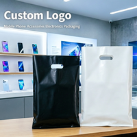 Sacs de courses en plastique noir mat avec poignée découpée et logo personnalisé pour accessoires de téléphonie mobile, emballage de détail d'électronique