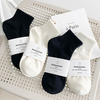 Chaussettes simples de style coréen pour femmes, printemps et été, couleur unie, vertes, polyvalentes et tendance, chaussettes en coton noir et blanc