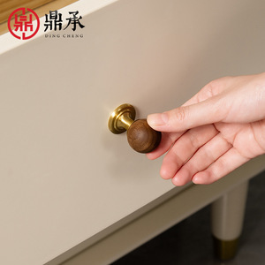 Poignées de porte d'armoire Dingcheng en bois de noyer, boutons ronds en laiton massif pour tiroirs, armoires et tables de chevet - Product Image 1