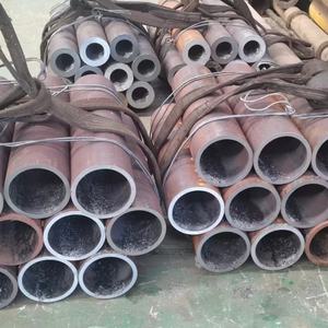 Tuyau en <span class=keywords><strong>acier</strong></span> sans soudure S45C laminé à chaud Sch40 <span class=keywords><strong>noir</strong></span> en <span class=keywords><strong>acier</strong></span> au carbone pour applications industrielles et structurelles - Product Image 5