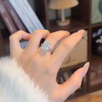 Bague de Mariage de Luxe Léger et Simple en Or Blanc 18K avec Diamant de Laboratoire Grand Carat Taille Radiant pour Femme