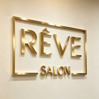 Enseigne lumineuse LED 3D d'intérieur à rétroéclairage, blanc chaud, intensité variable, avec cadre métallique doré personnalisé pour affichage mural de logo de marque en salon ou réception