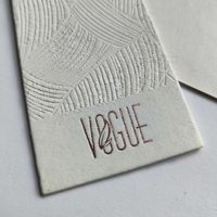 Étiquettes suspendues personnalisées avec estampage à chaud texturé et gaufrage, étiquettes de vêtements avec logo