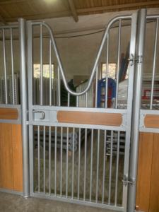 โครงเหล็กโรงนาสำหรับศูนย์ขี่ม้าแผงทรงตัวม้าสำเร็จรูปหรูหราสไตล์ยุโรป - Product Image 5