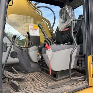 Miniexcavadora de cadenas Komatsu PC usada de 5 toneladas con brazo oscilante, motor y bomba en venta - Product Image 2