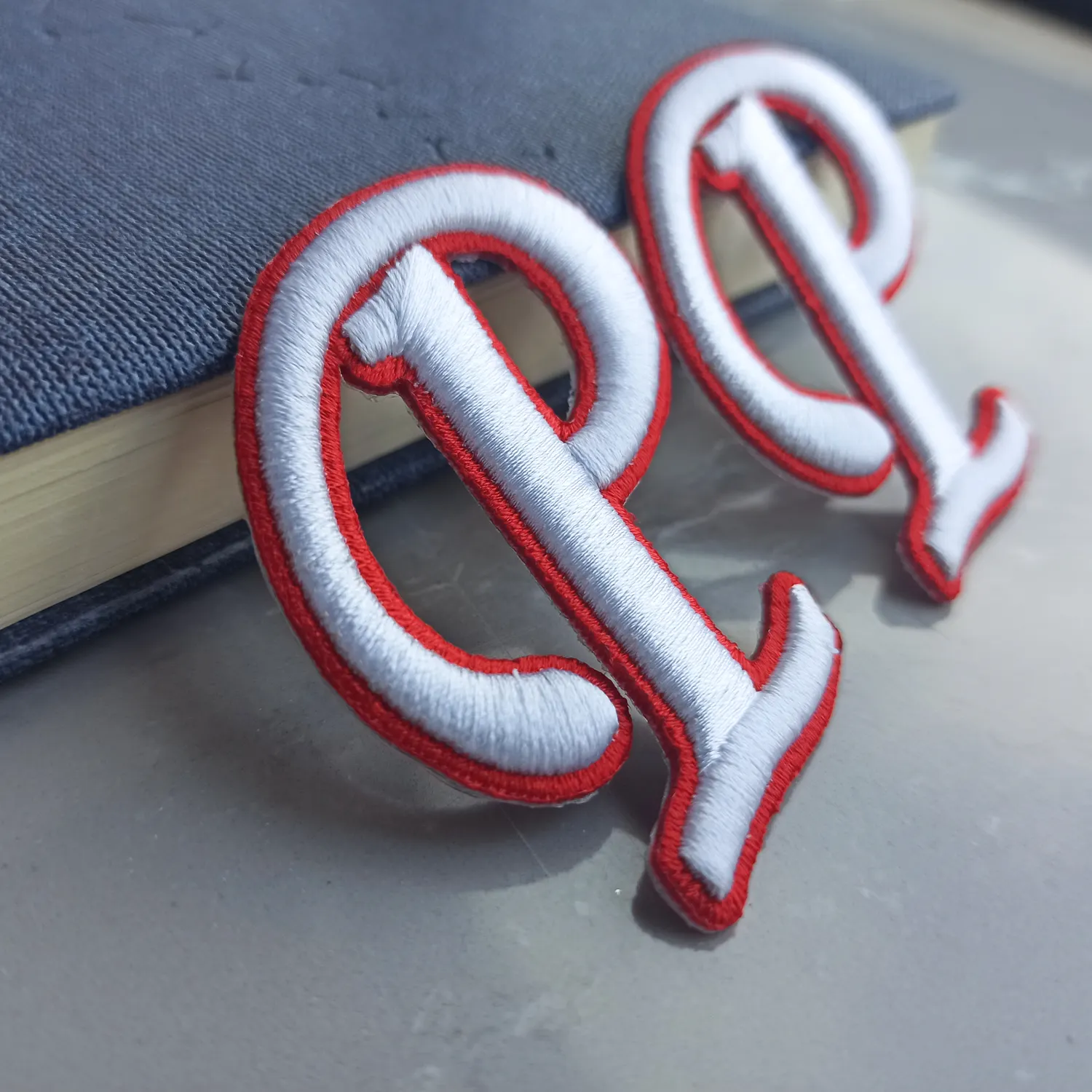 Ücretsiz özel örnek ısı basın demir Logo 3D nakış mektup şönil mektuplar yamalar için Hoodie