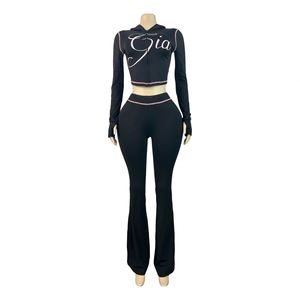 Bộ đồ thể thao nữ 2 món gồm áo crop top có mũ trùm đầu, in chữ, khóa kéo và quần ống loe sọc, chất liệu thun ôm sát, gợi cảm, ngọt ngào. - Product Image 2