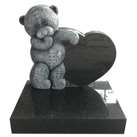 Pierre tombale personnalisée en granit noir jet sculptée à la main pour bébé ou enfant avec un cœur d'ours unique